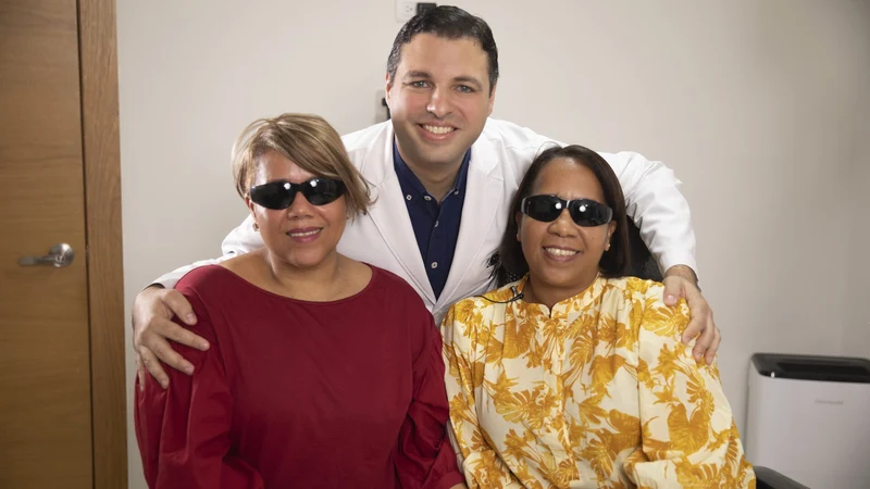 Dr. Batlle con pacientes tras cirugía corneal de rescate