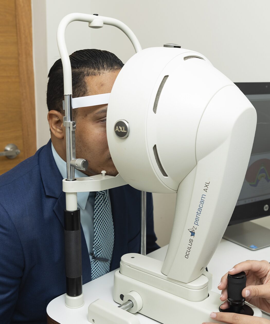 Crosslinking corneal