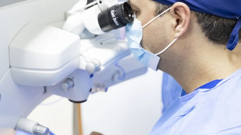 Dr. Batlle operando con microscopio quirúrgico Zeiss