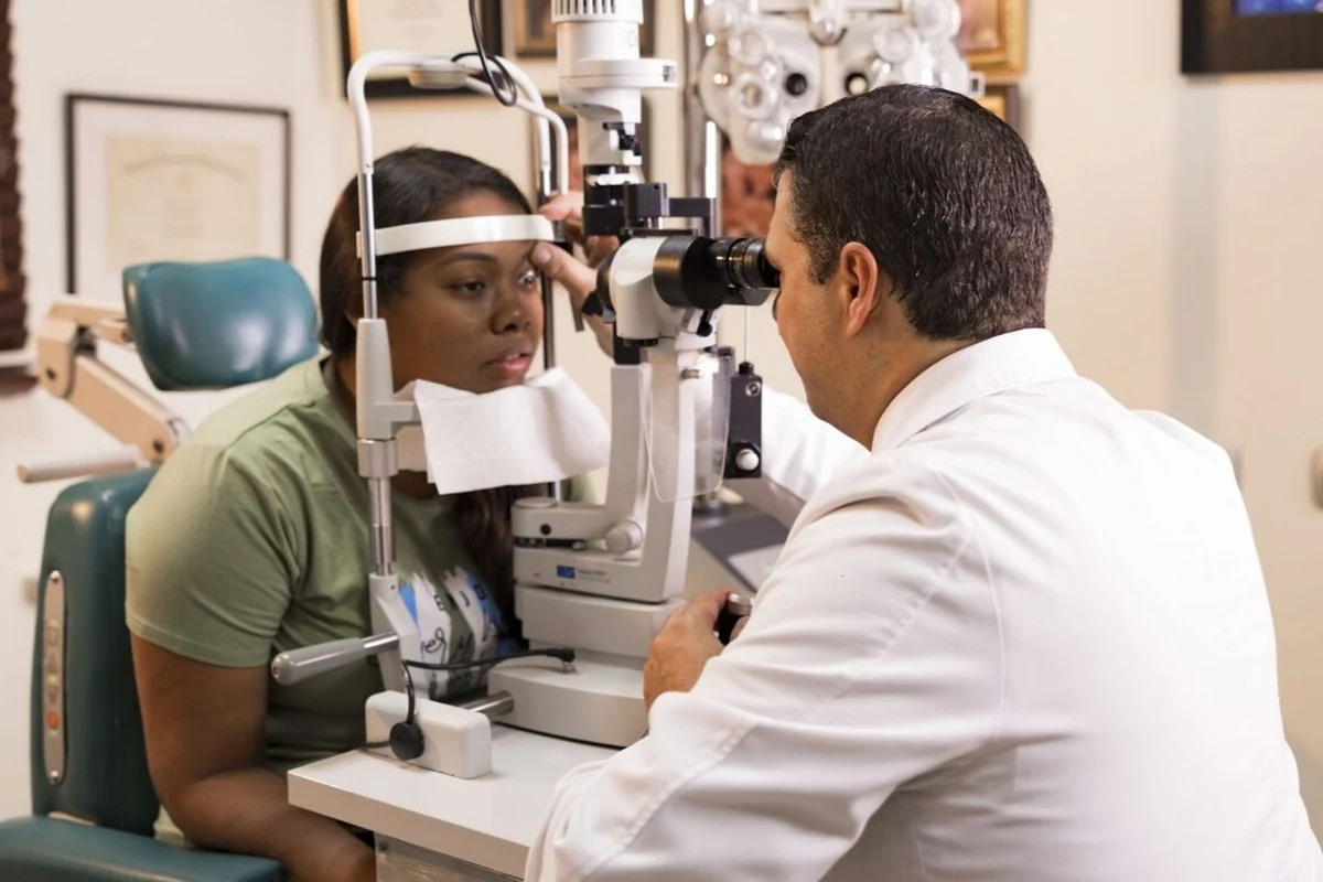 Dr. Juan F. Batlle Logroño en consulta