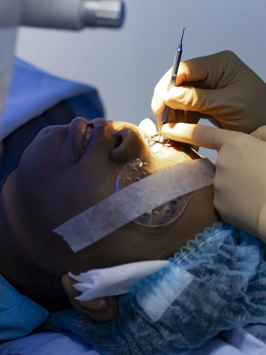 Dr. Batlle Logroño en evaluación corneal