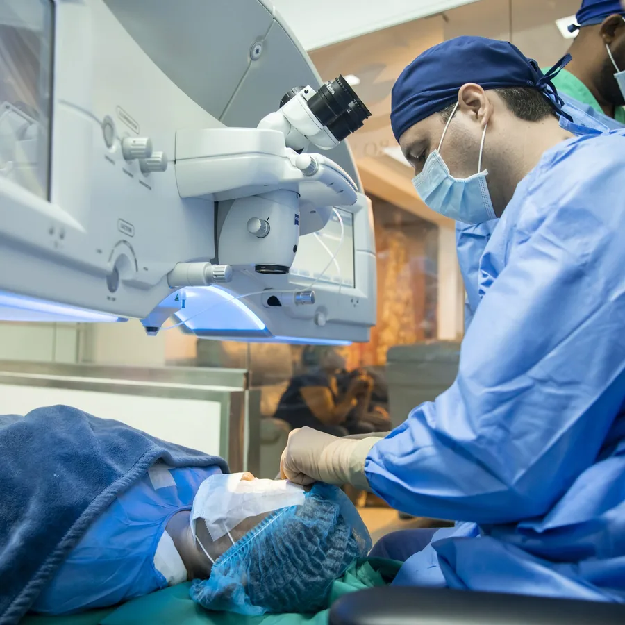 Dr. Juan F. Batlle Logroño in surgery